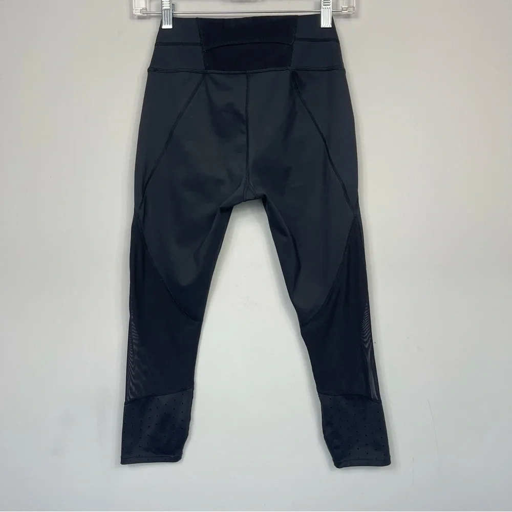 ATHLETA Laser Mesh Sonar Capri Leggings Black Compression Fit 347961 Size XS